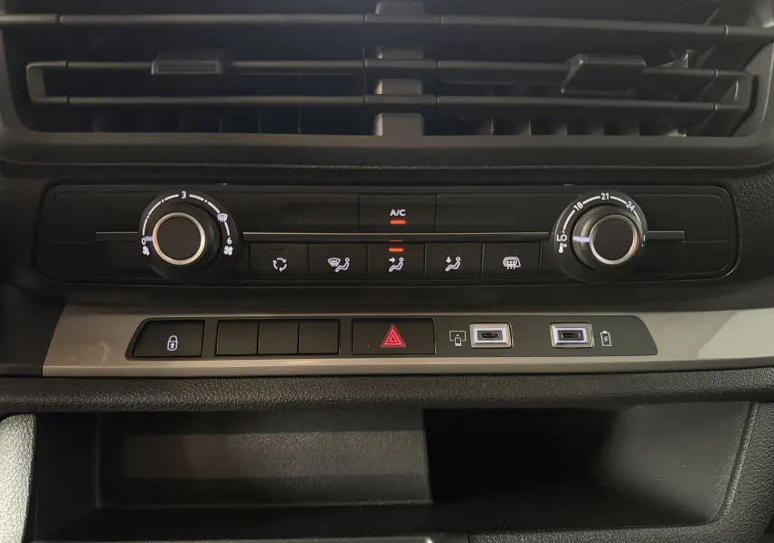 Détail de la console centrale du Citroën Jumpy Cabine Approfondie gris titane, avec commandes climatisation et ports USB visibles.