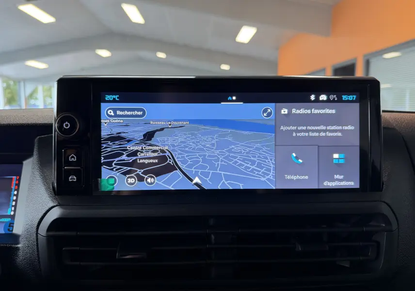 Écran tactile 10 pouces du tableau de bord du Citroën Jumpy gris titane, affichant navigation 3D et options multimédia.