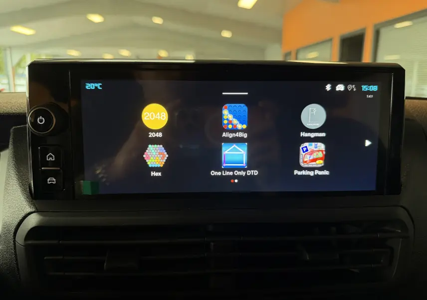 Écran tactile 10 pouces du Citroën Jumpy gris titane, affichant des applications ludiques et connectées.