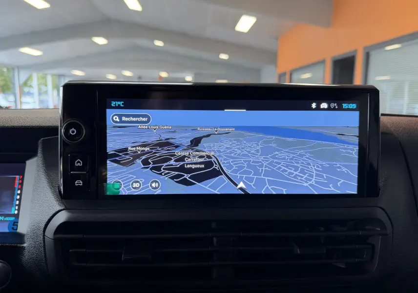 Écran tactile 10 pouces affichant la navigation 3D du Citroën Jumpy gris titane, vue intérieure frontale.
