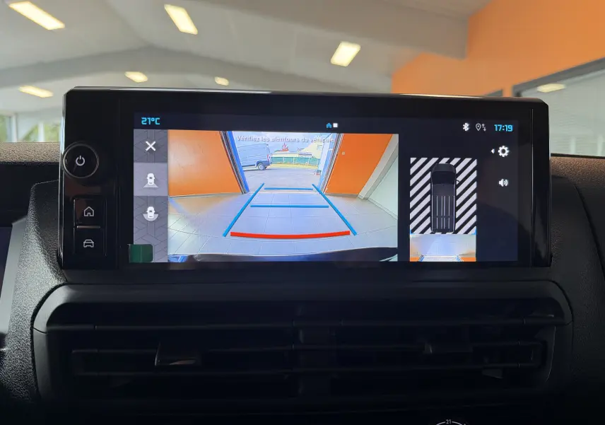 Écran tactile intérieur du Citroën Jumpy Cabine Approfondie gris titane montrant la caméra de recul et l'affichage 360°