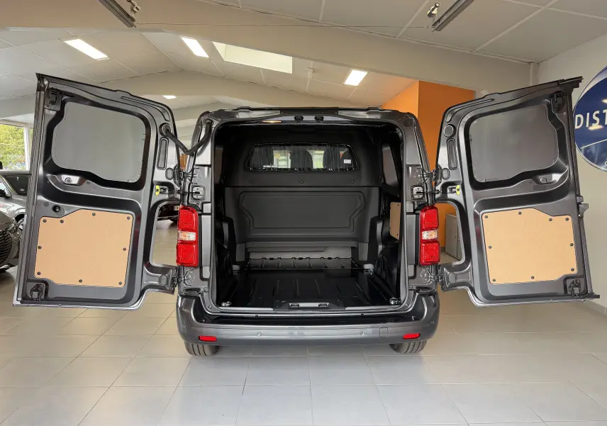 Vue arrière ouverte du Citroën Jumpy Cabine Approfondie gris titane, montrant l'espace de chargement vide et les portes battantes.