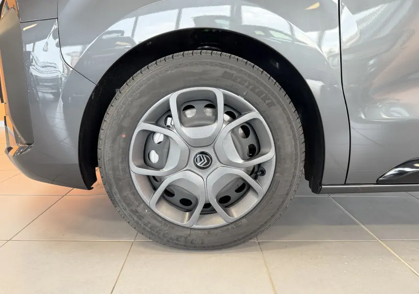 Gros plan sur la roue arrière droite gris titane d’un Citroën Jumpy Cabine Approfondie avec enjoliveur 17 pouces noir.
