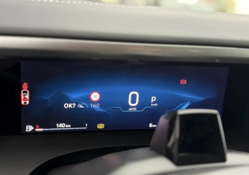 Affichage numérique TFT 10,25 pouces du tableau de bord du Jeep Compass Hybrid, avec indicateurs de vitesse et alertes.