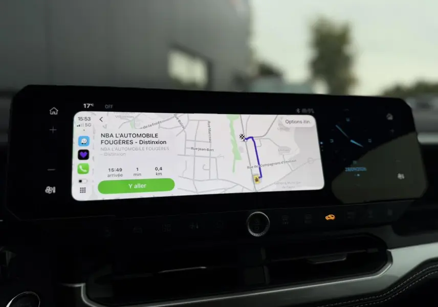 Vue rapprochée de l’écran tactile multimédia affichant un itinéraire GPS dans l’habitacle d’un Jeep Compass noir Vulcano.