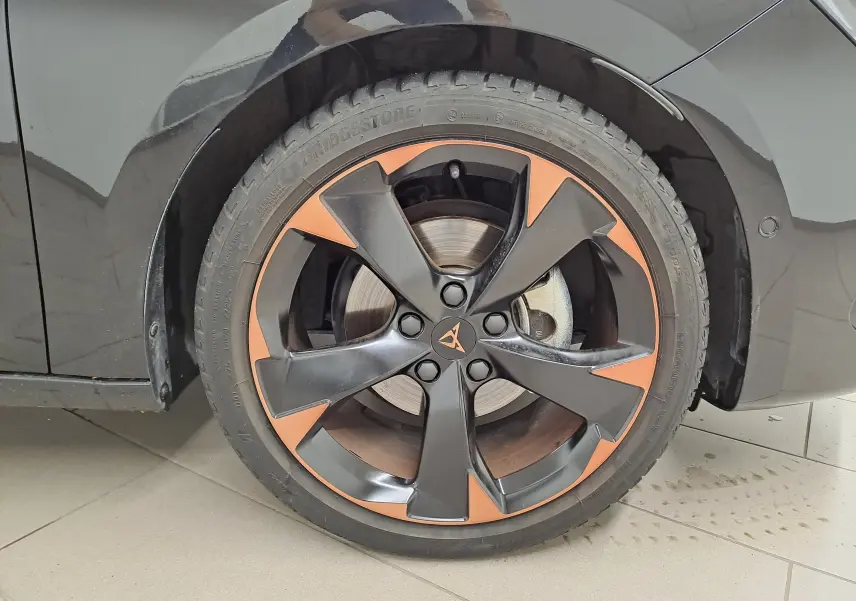 Gros plan sur la jante alliage 18'' cuivrée du côté arrière droit d'une CUPRA LEON ST Noir Minuit 2025.