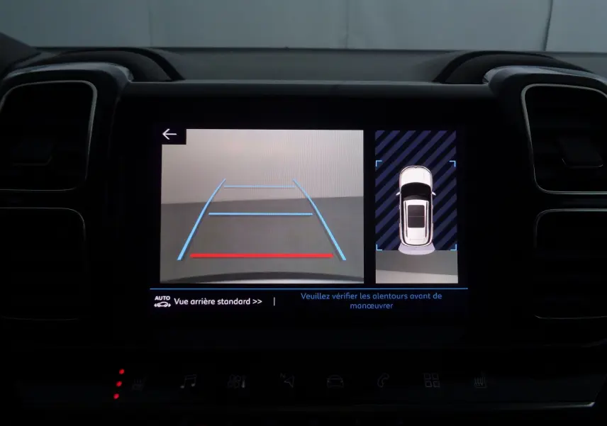 Écran central du Citroën C5 Aircross 2021 montrant la caméra de recul avec guidage et vue aérienne du véhicule gris Artense.
