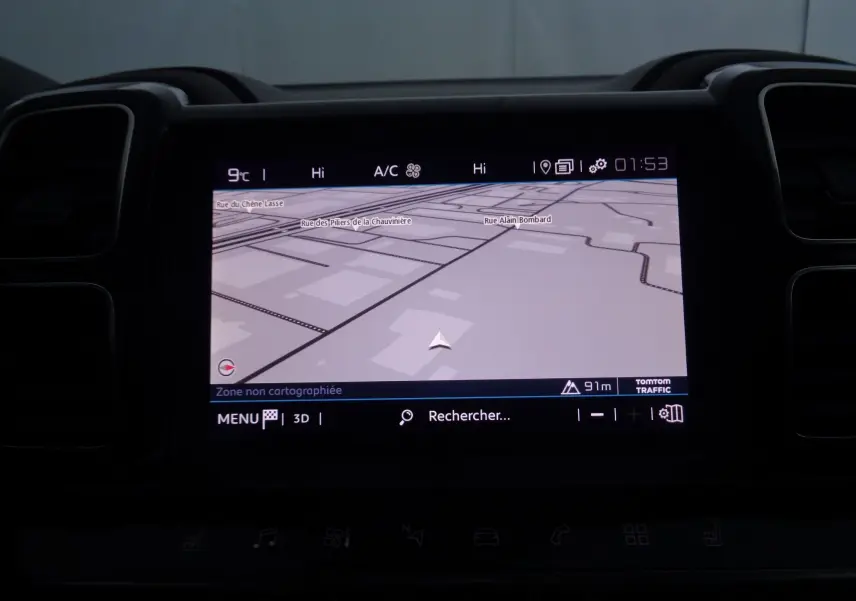 Écran tactile du système de navigation du Citroën C5 Aircross 2021 affichant une carte en mode 3D.