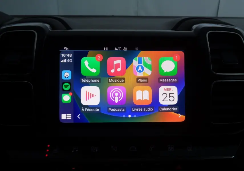 Écran tactile central du Citroën C5 Aircross 2021 affichant les applications Apple CarPlay dans un habitacle sombre.