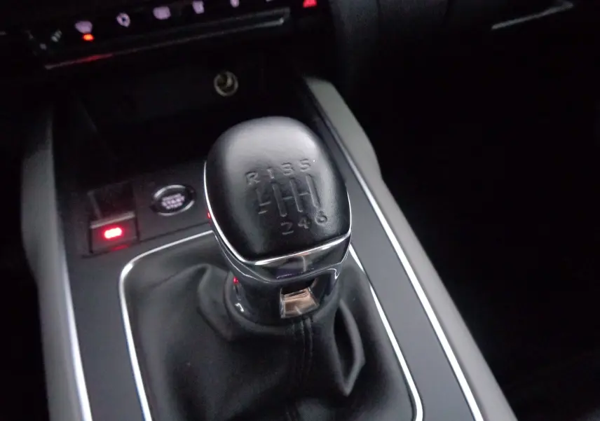 Le levier de vitesses manuel noir du Citroën C5 Aircross 2021, vue rapprochée de la console centrale.