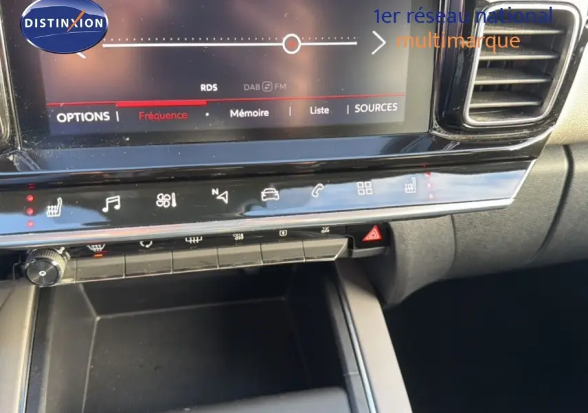 Vue rapprochée de la console centrale tactile du Citroën C5 Aircross 2021, avec commandes de climatisation et multimédia.