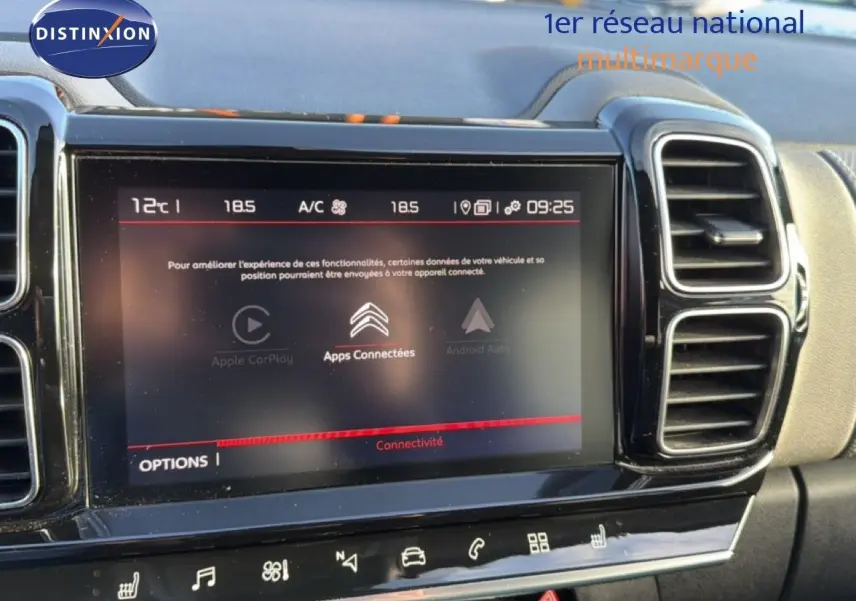 Écran tactile central du tableau de bord du Citroën C5 Aircross gris, affichant les options de connectivité et climatisation.