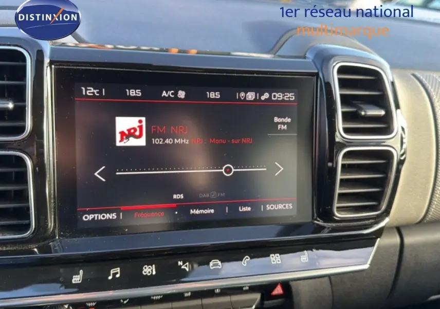 Vue rapprochée de l’écran multimédia et de la console centrale du Citroën C5 Aircross gris Artense, avec commandes tactiles visibles.