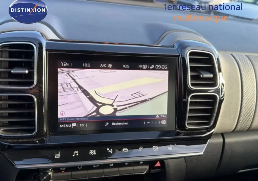 Vue rapprochée de l’écran tactile central avec navigation GPS du tableau de bord du Citroën C5 Aircross gris Artense 2021.