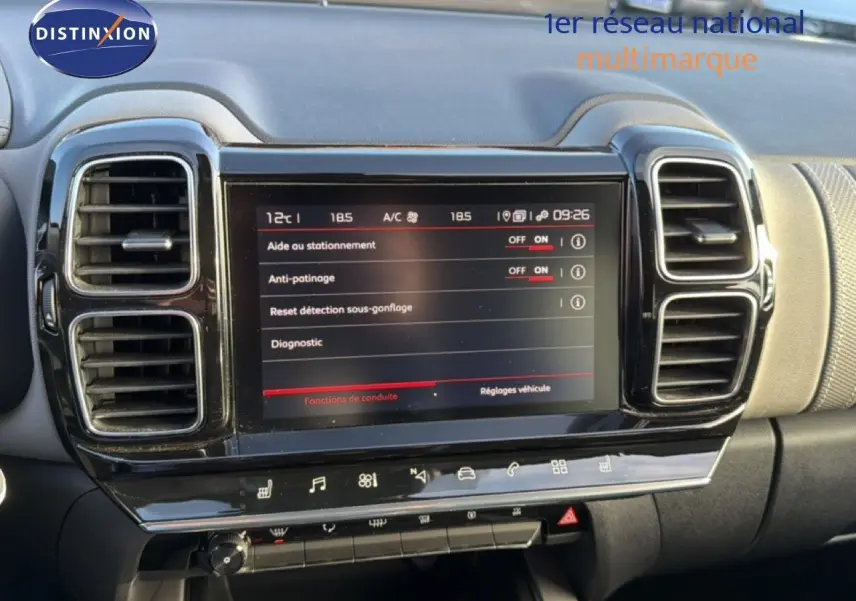 Vue rapprochée du tableau de bord du Citroën C5 Aircross 2021 avec écran tactile et commandes centrales noires brillantes.