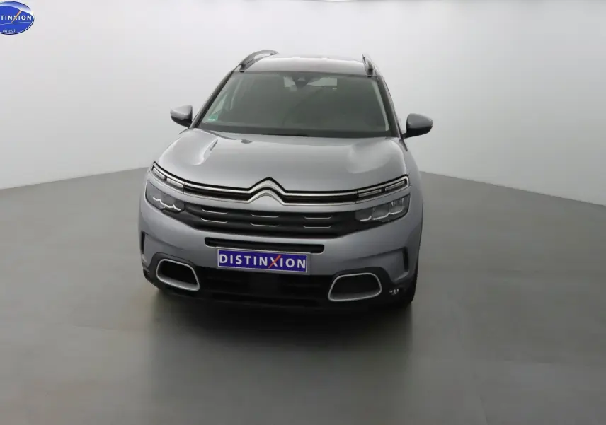 Citroën C5 Aircross gris Artense métal vu de face, mettant en valeur sa calandre distinctive et ses phares LED fins.