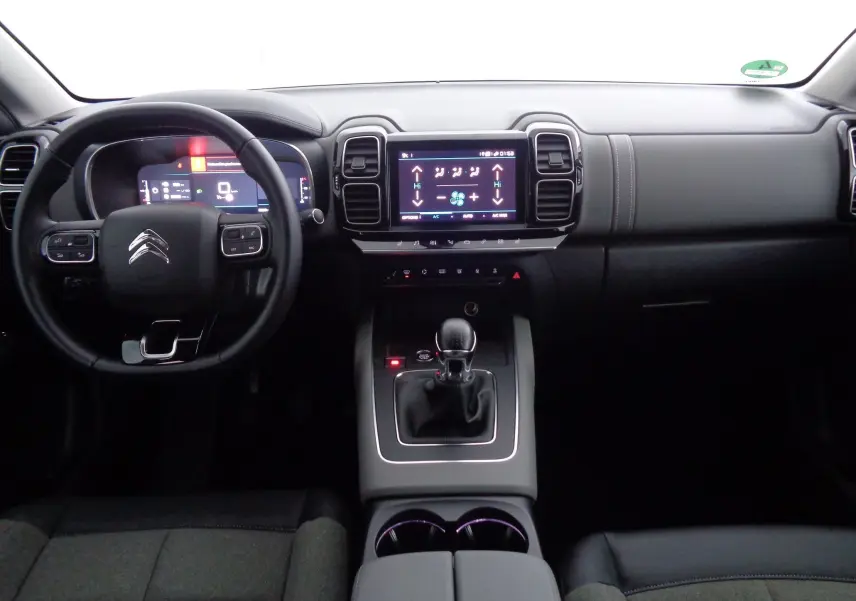 Vue intérieure frontale du tableau de bord du Citroën C5 Aircross gris avec volant multifonction et écran tactile central.