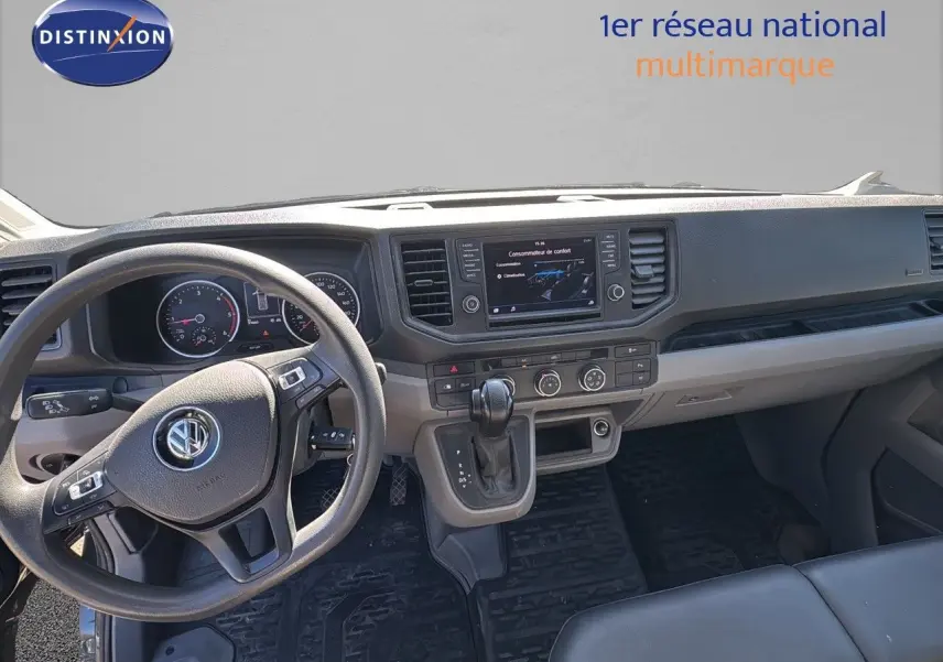 Intérieur du Volkswagen Crafter 35 L3H3 2020 vu côté conducteur, tableau de bord moderne avec écran tactile central.