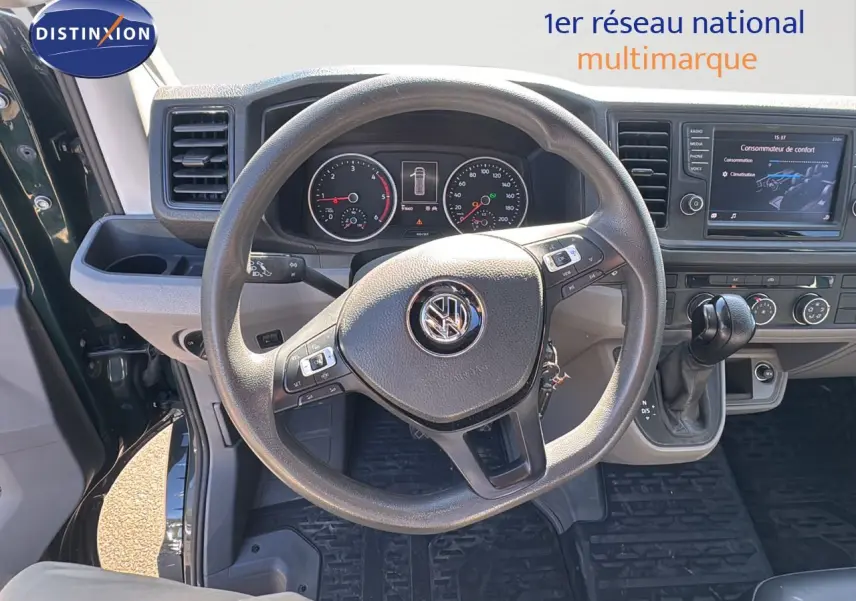 Vue intérieure du tableau de bord et volant Volkswagen Crafter Fourgon 2020 avec écran tactile et commandes au volant.