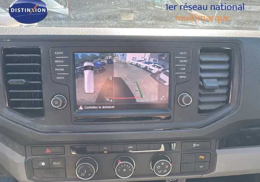 Vue rapprochée du tableau de bord du Volkswagen Crafter vert Ontario, avec écran de caméra de recul allumé.