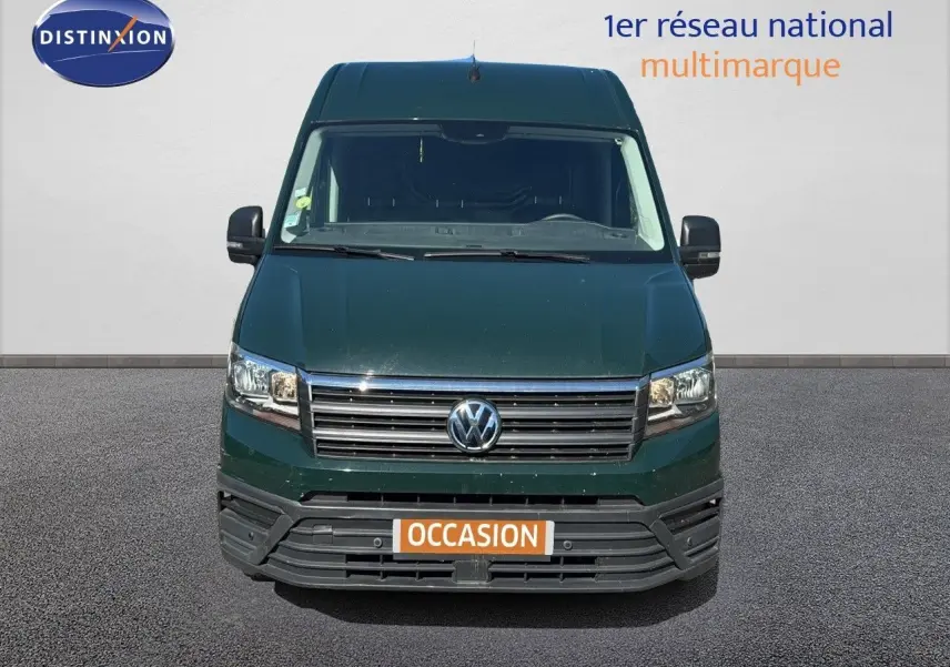 Vue frontale d'un Volkswagen Crafter fourgon vert Ontario 2020 avec calandre chromée et plaque "OCCASION" visible.