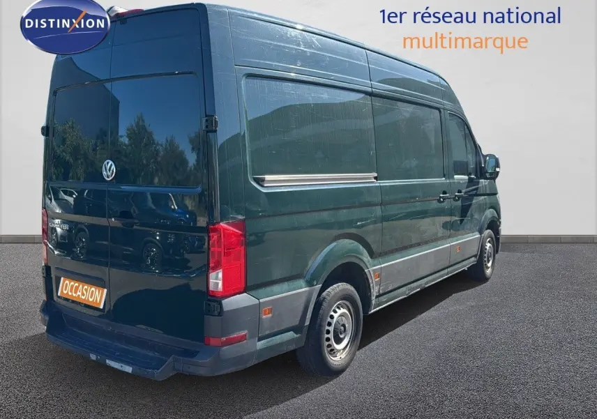 Volkswagen Crafter Fourgon vert Ontario vu en 3/4 arrière côté droit, avec porte latérale et feux arrière visibles.