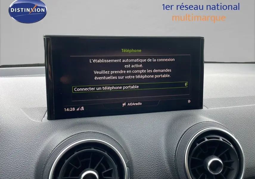 Écran central du tableau de bord de l'Audi Q2 noir mito metal 2023 affichant la connexion Bluetooth active.