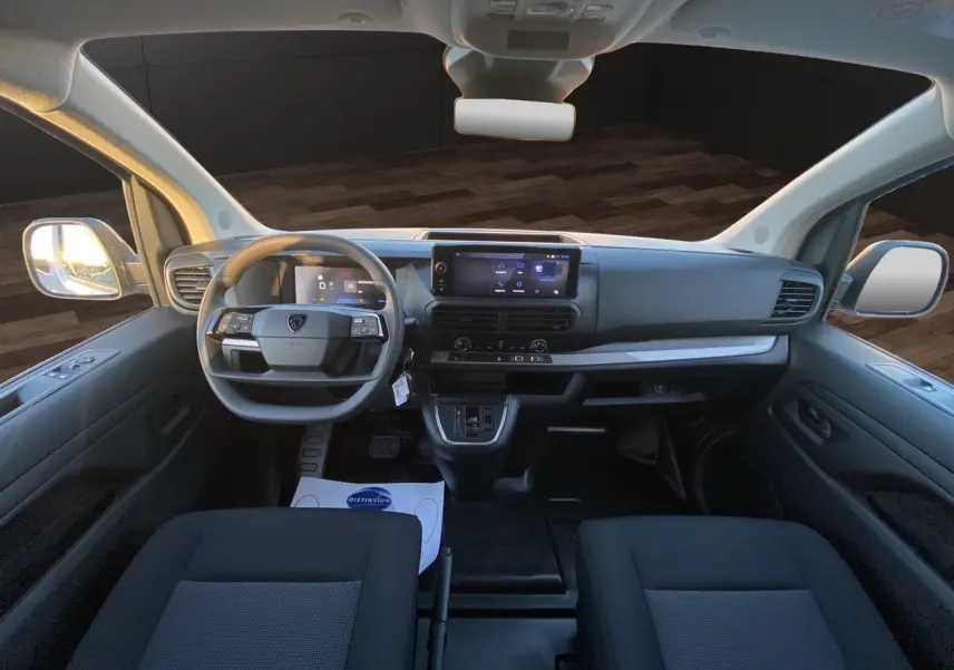 Vue intérieure avant du Peugeot Expert Cabine Approfondie 2025, tableau de bord gris noir avec écran tactile central.