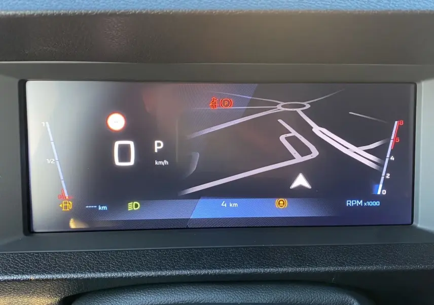 Combiné numérique 10 pouces affichant la navigation et compte-tours, intérieur du Peugeot Expert blanc 2025.