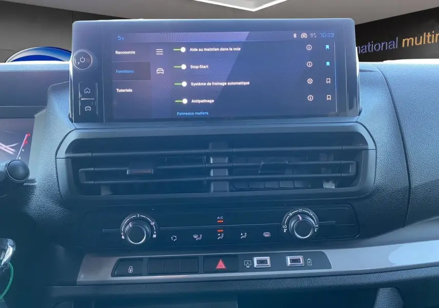 Vue rapprochée du tableau de bord du Peugeot Expert Cabine Approfondie 2025 avec écran tactile et commandes climatisation.