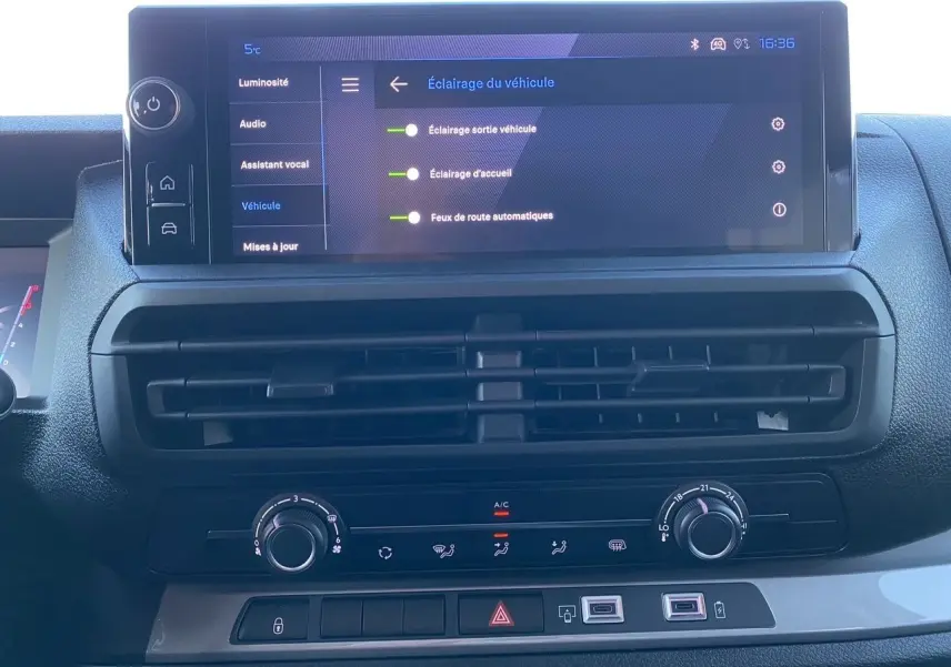Vue intérieure du tableau de bord du Peugeot Expert Cabine Approfondie 2025 avec écran tactile 10 pouces et commandes de climatisation.