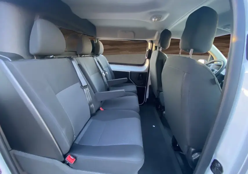 Vue intérieure côté droit du Peugeot Expert Cabine Approfondie 2025, sièges tissu bi-ton gris et noir.