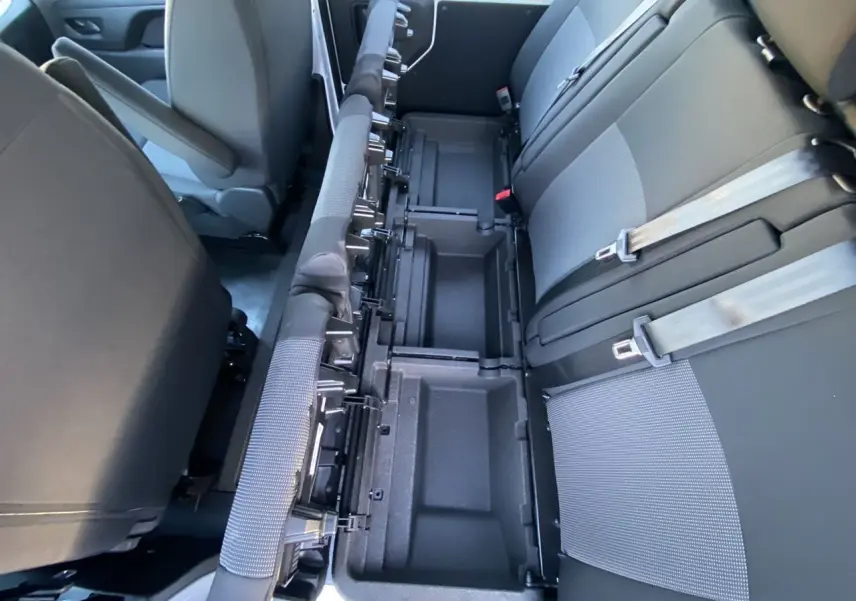 Vue intérieure côté droit montrant les sièges arrière gris-noir du Peugeot Expert Cabine Approfondie avec rangements sous assises.