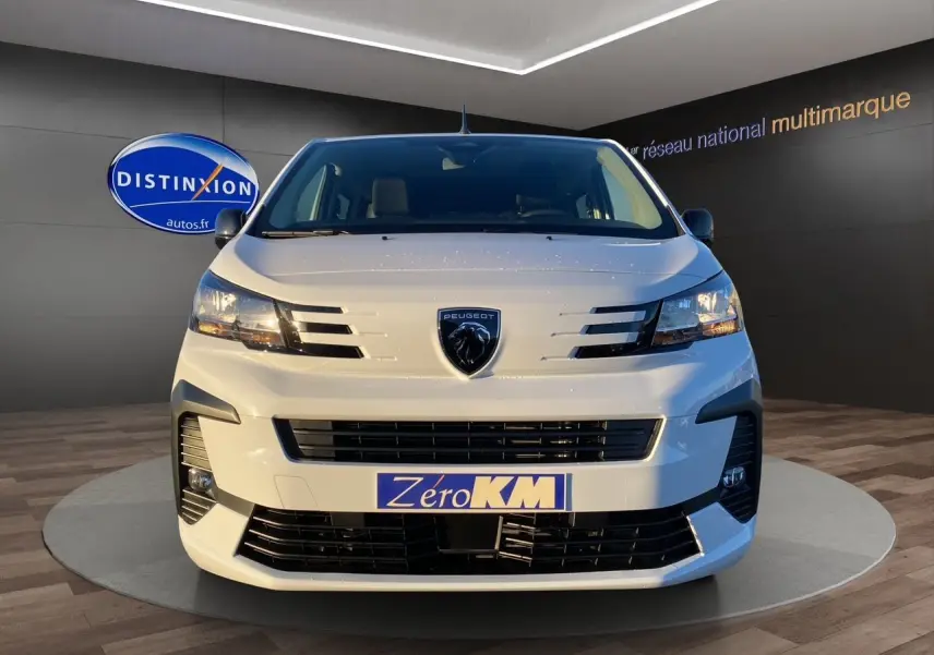 Vue frontale du Peugeot Expert Cabine Approfondie blanc Icy avec logo noir et éléments noirs contrastants sur bouclier.