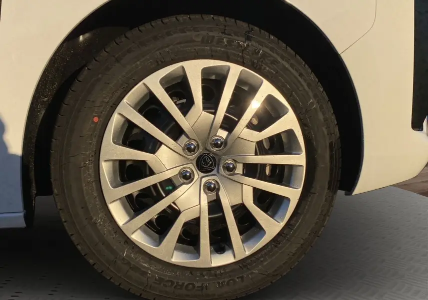 Gros plan sur la roue avant droite avec jante alliage argentée du Peugeot Expert Cabine Approfondie blanc Icy.