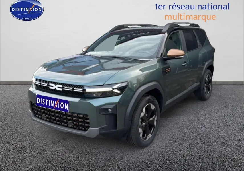 Dacia Bigster vert cèdre en 3/4 avant droit avec rétroviseurs cuivre et jantes noires distinctives.