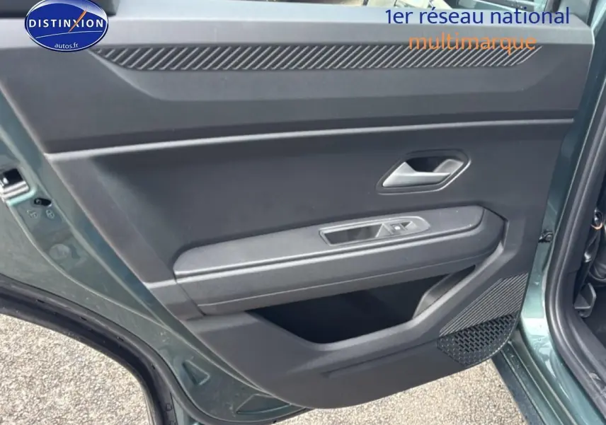 Vue rapprochée de la porte avant gauche vert cèdre du Dacia Bigster 2025 avec commande de vitre et haut-parleur intégré.