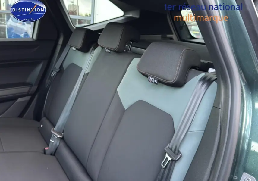 Vue intérieure sur la banquette arrière du Dacia Bigster vert cèdre, avec ceintures de sécurité et appuie-têtes visibles.