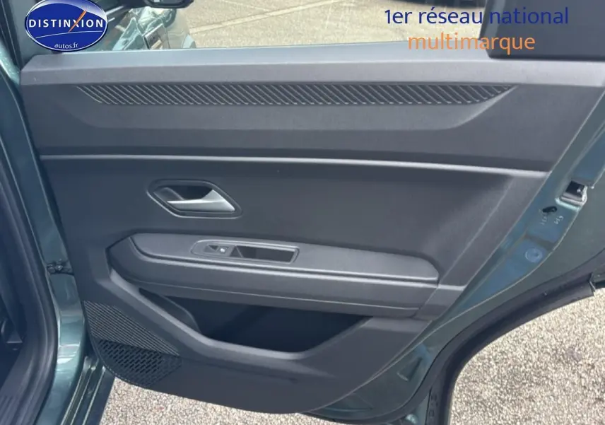 Vue intérieure de la porte arrière gauche du Dacia Bigster vert cèdre, avec poignée et commandes de vitre visibles.