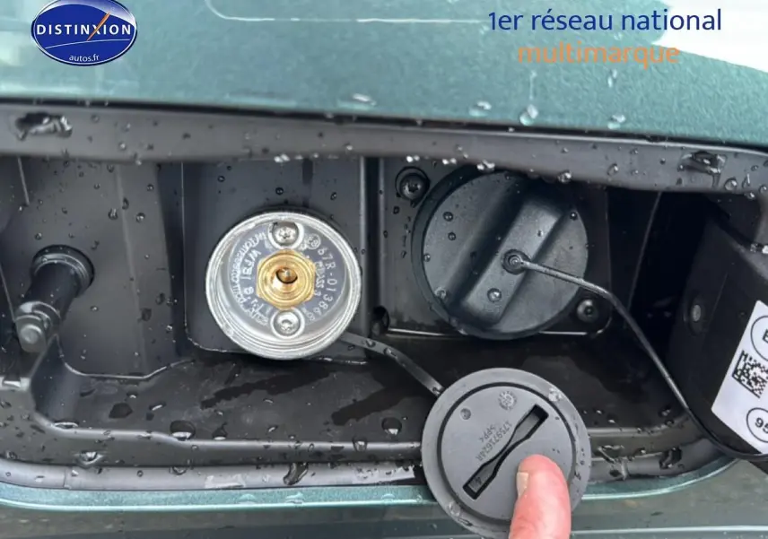 Gros plan sur la trappe à carburant verte cèdre du Dacia Bigster 2025, avec bouchon ouvert et connecteur visible.