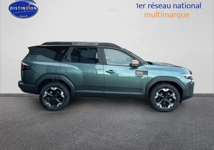 Vue latérale droite du Dacia Bigster 2025 vert cèdre avec jantes noires et barres de toit noires.