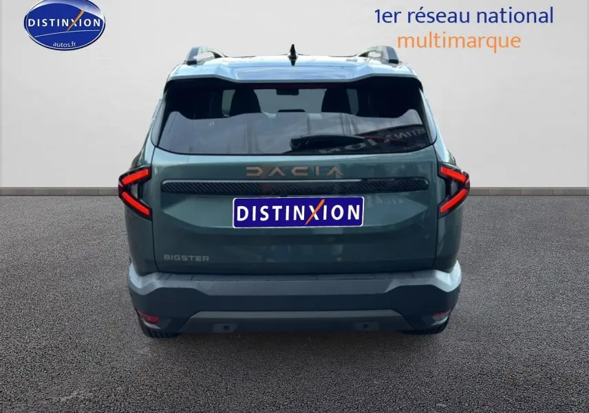 Vue arrière du Dacia Bigster 2025 vert cèdre avec feux arrière LED en forme de C et logo distinctif.