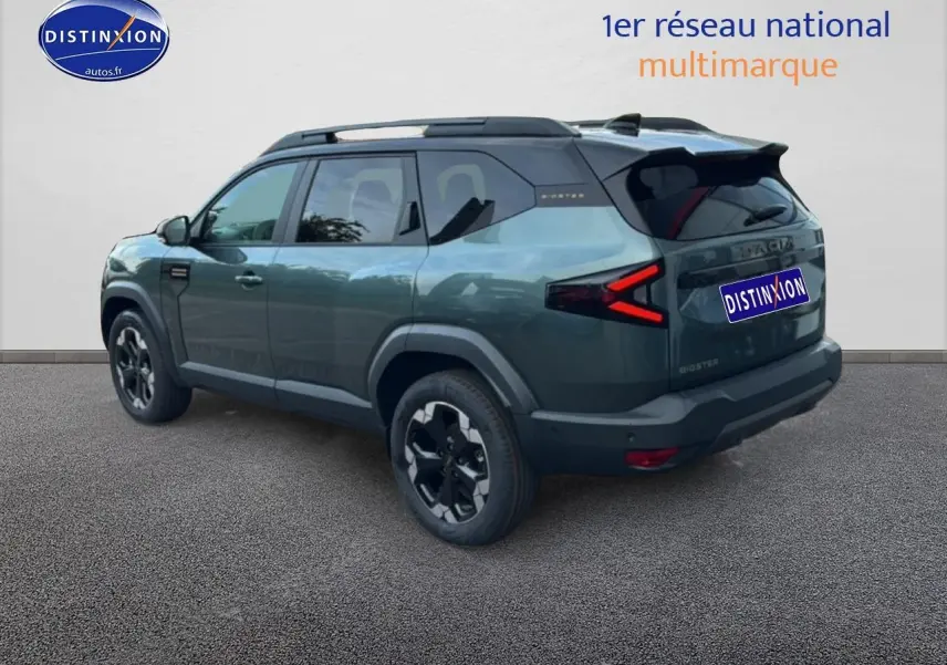 Vue 3/4 arrière droite du SUV Dacia Bigster vert cèdre avec barres de toit noires et feux arrière LED en forme de flèche.