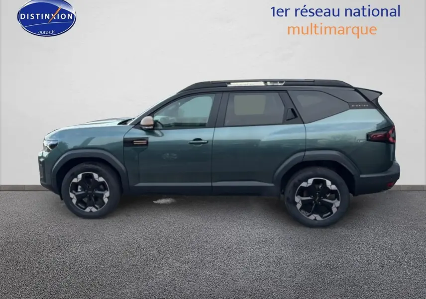 Vue latérale gauche d'un Dacia Bigster vert cèdre avec jantes noires et barres de toit noires.