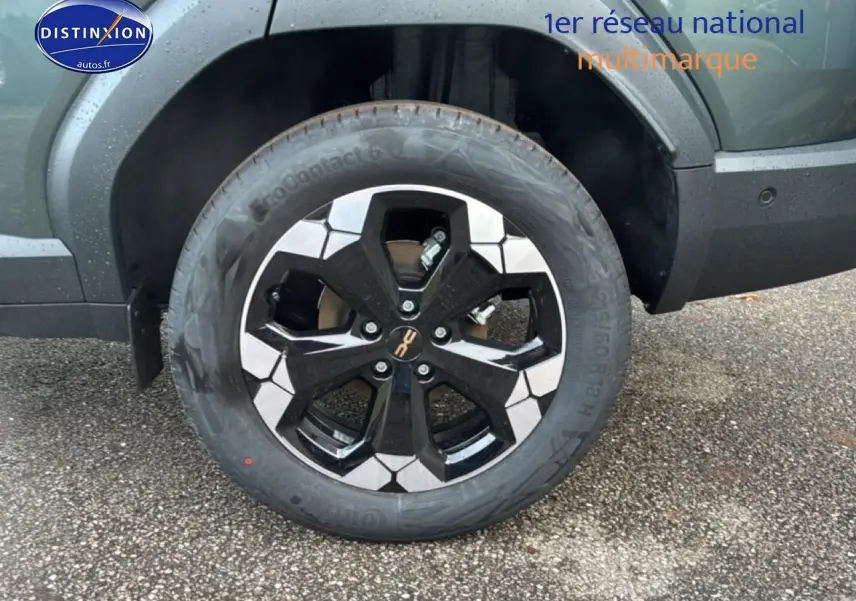 Gros plan sur la jante 18 pouces bicolore noire et argent du Dacia Bigster vert cèdre, côté arrière droit.