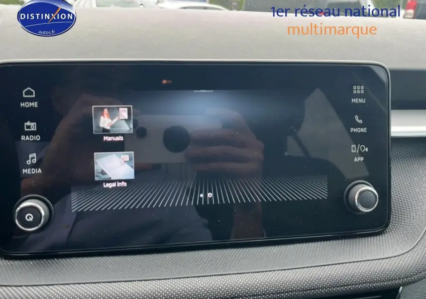 Écran tactile central de la Skoda Fabia bleu 2025 affichant le menu multimédia avec boutons rotatifs.