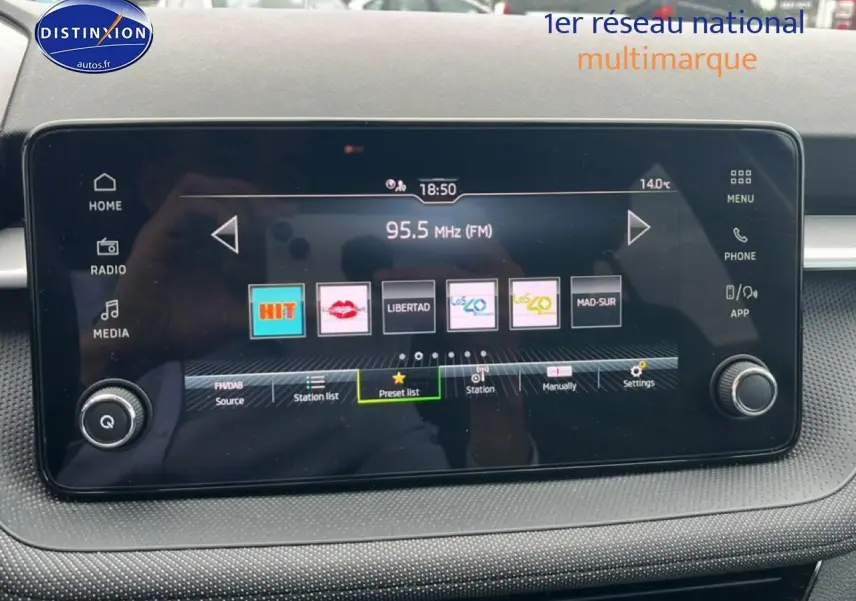 Écran tactile central de la Skoda Fabia bleu 2025 affichant la radio FM à 95,5 MHz en vue frontale.