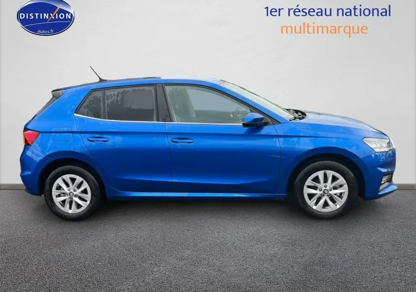 Profil droit d'une Skoda Fabia bleu 2025 avec jantes alu et poignées ton carrosserie sur fond neutre.