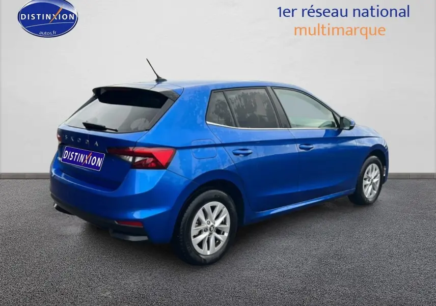 Vue 3/4 arrière droite d'une Skoda Fabia bleu 2025 avec jantes alu et becquet arrière.