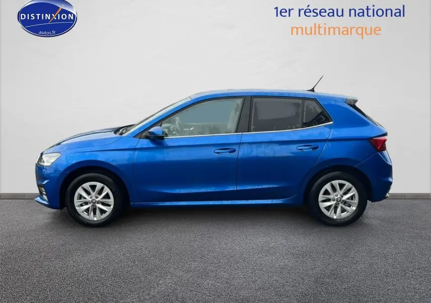 Profil droit d'une Skoda Fabia bleu 2025 avec jantes alu et vitres arrière teintées sur fond neutre.